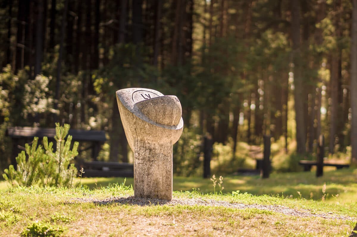 Akmens piemineklis netālu no Latvijas galējā rietumu punkta.